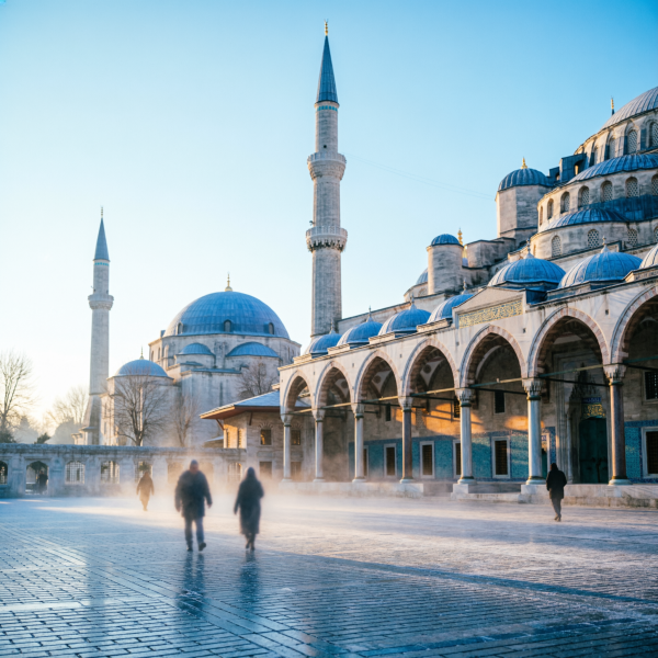 ブルーモスクのミフラーブが輝くイスタンブール歴史地区散策
