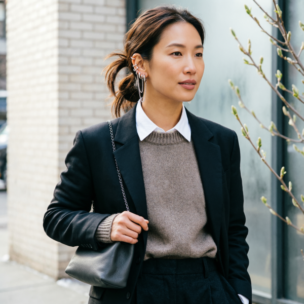 ピアススタックで差をつけるマニッシュスタイルラムスキン小物の新定番